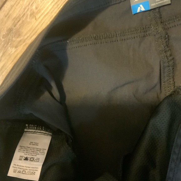 Eddie Bauer Women's Black Shorts. Size 10. - Picture 3 of 4